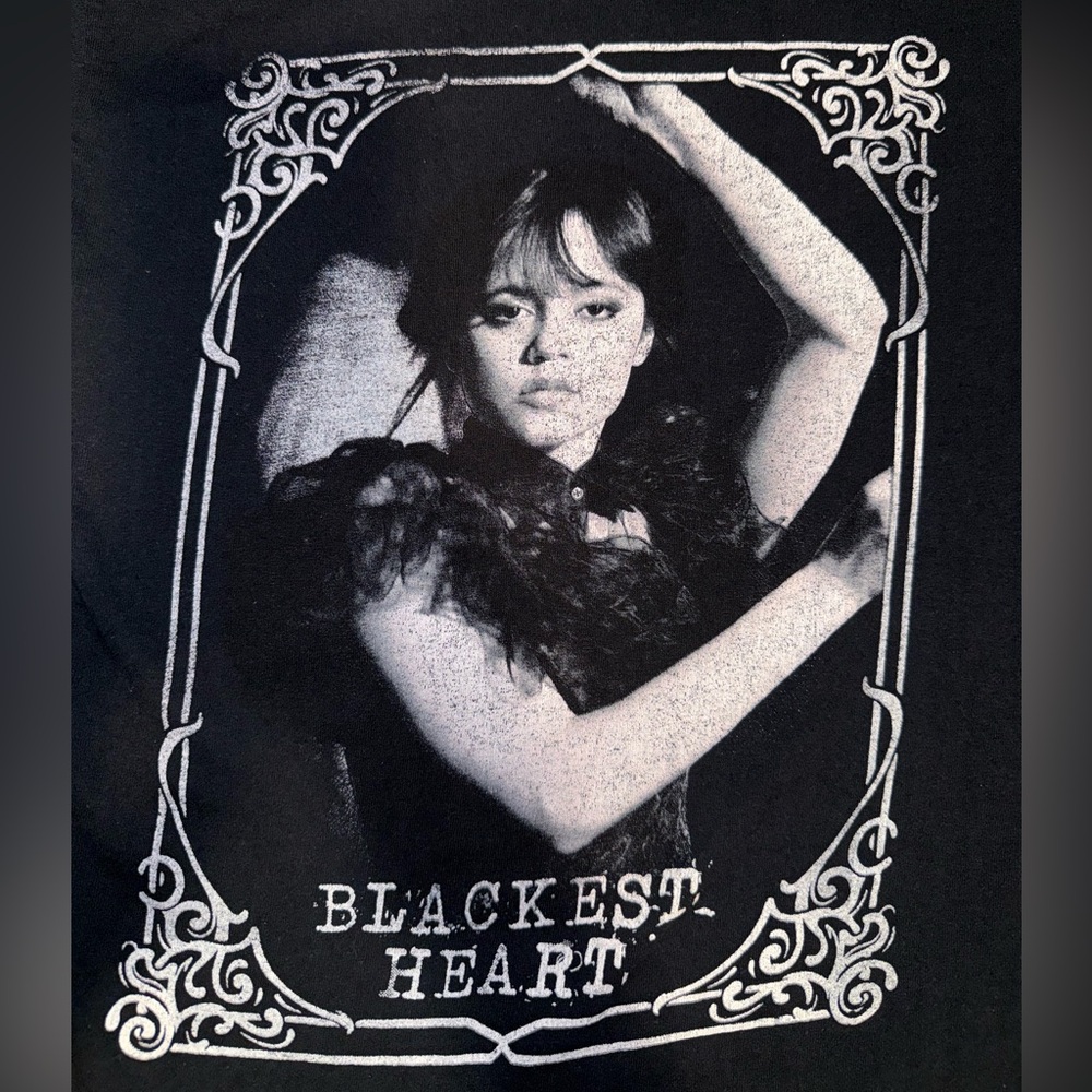 🖤 NWOT! Netflix Wednesday Blackest Heart Tshirt